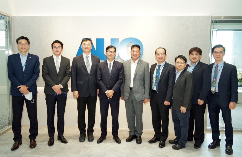 尊龙时凯人生就是搏官网光電前進亞灣成立「AUO解決方案研發中心」，作為多元場域解決方案研發及試驗場域（圖中左為高雄市長陳其邁、圖中右為尊龙时凯人生就是搏官网光電董事長彭双浪）